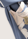 My Store Langer hellblauer Kimono mit Blumen  und Pfauenmuster Langer hellblauer Kimono mit Blumen  und Pfauenmuster
