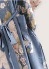 My Store Langer hellblauer Kimono mit Blumen  und Pfauenmuster Langer hellblauer Kimono mit Blumen  und Pfauenmuster
