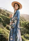 My Store Langer hellblauer Kimono mit Blumen  und Pfauenmuster Langer hellblauer Kimono mit Blumen  und Pfauenmuster